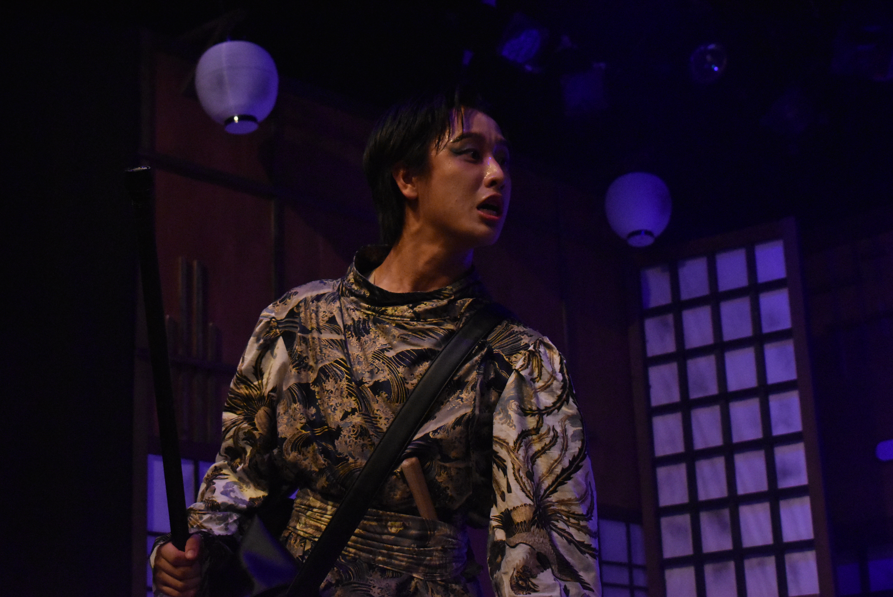 山口航世が『神州無頼街』で秋津永流を演じている様子